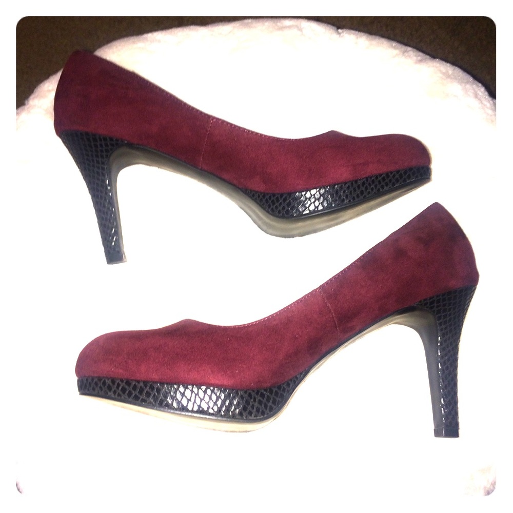 Suede Pumps